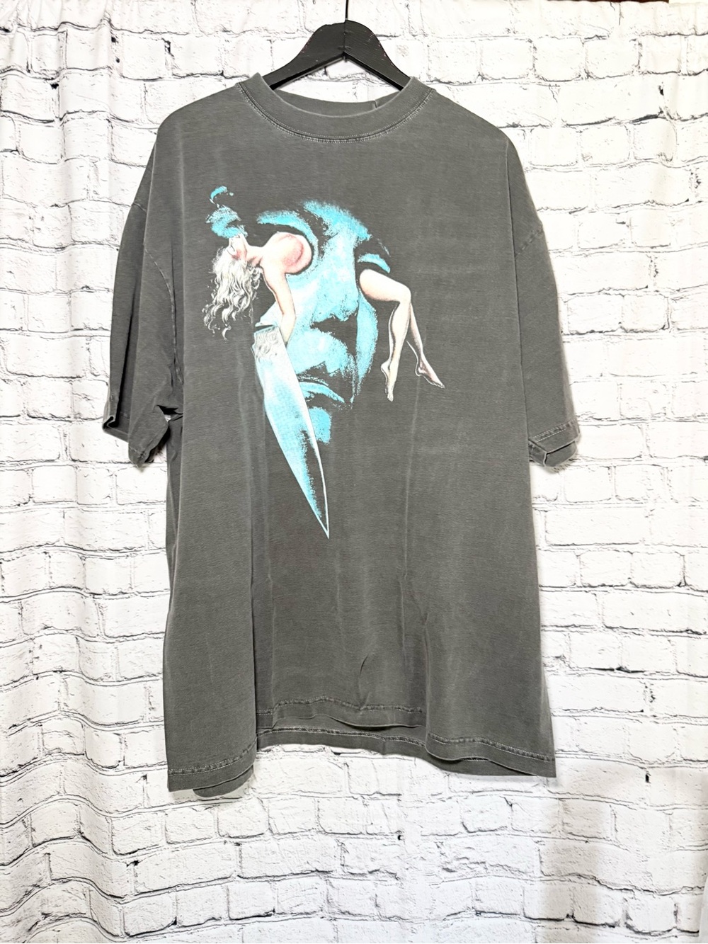 Vintage-Style Gray Graphic Men’s Tee with Aqua Artwork. Size 3X